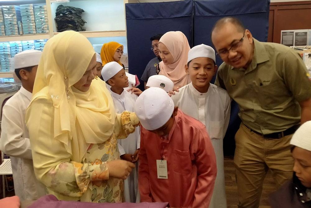 Salbiah menyantuni anak-anak yatim dari Pertubuhan Kebajikan Anak Yatim Darul Aitam Temoh ketika Pra-Program Sentuhan Mesra Gerakan Koperasi dan Tautan Kasih Ramadan anjuran Suruhanjaya Koperasi Malaysia Negeri Perak di sebuah gedung tekstil terkemuka di sini pada Khamis.