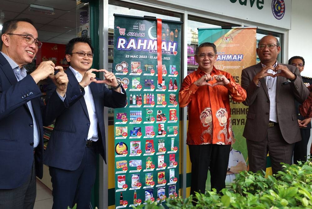 Salahuddin (dua dari kanan) bersama senarai Jualan Rahmah yang ditawarkan selepas menyempurnakan Majlis Pelancaran Jualan Rahmah bersama 99 Speed Mart Sdn Bhd di 99 Speed Mart Cawangan Bukit Jalil, pada Khamis. - Foto Bernama