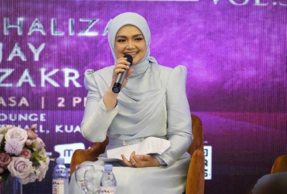 Siti Nurhaliza berkata tidak mustahil beliau akan menganjurkan konsert khas menyanyikan lagu-lagu raya sahaja apabila dicadangkan oleh rakan media. -Foto SNP