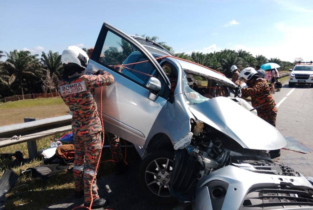 Anggota bomba mengeluarkan dua wanita yang tersepit dalam Perodua Alza selepas terlibat kemalangan dengan sebuah kereta di Kilometer 58.3 Lebuhraya Senai-Desaru, Kota Tinggi, pada Khamis. - Foto Bomba Johor