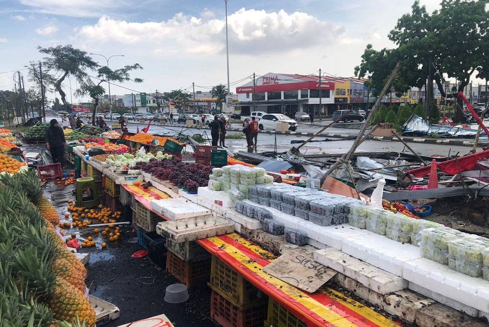 Seorang peniaga menanggung kerugian lebih RM100,000 selepas gerai buah-buahan diterbangkan angin dalam kejadian ribut di Jalan Kubang Lembu, Jitra, pada Khamis.