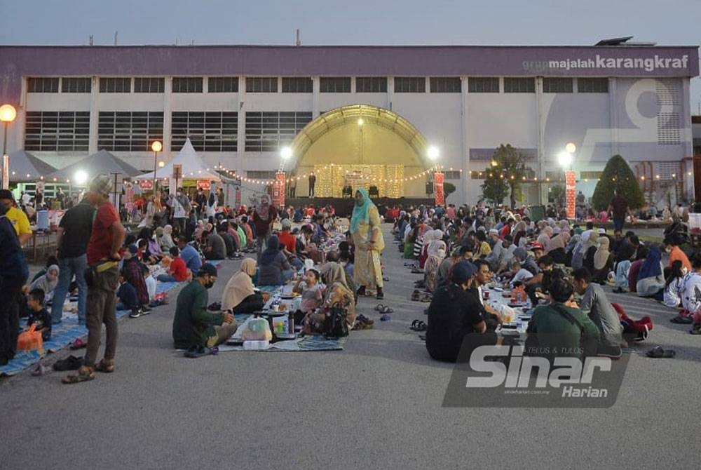 Kemeriahan berbuka Program Iftar Ala Madinah @Karangkraf yang diadakan di parkir Kumpulan Karangkraf di Shah Alam pada tahun lalu.