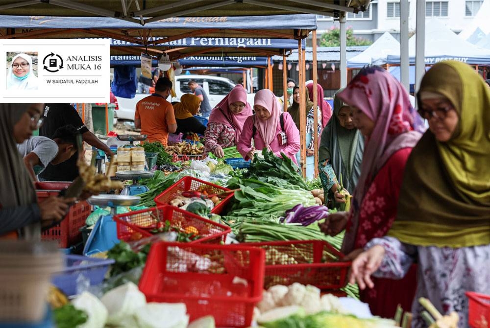 Orang ramai mendapatkan barangan keperluan harian di Pasar Tani Padang Hiliran pada Khamis. - Foto Bernama