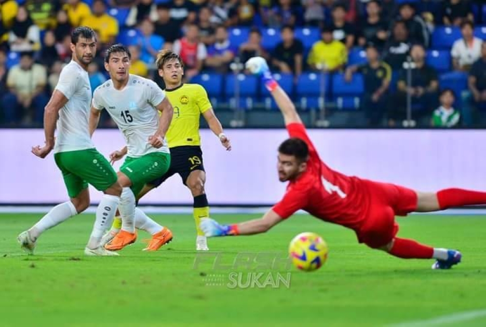 Akhyar merembat leret menewaskan Charyyev untuk gol pertama Harimau Malaya. - Foto Flash Sukan