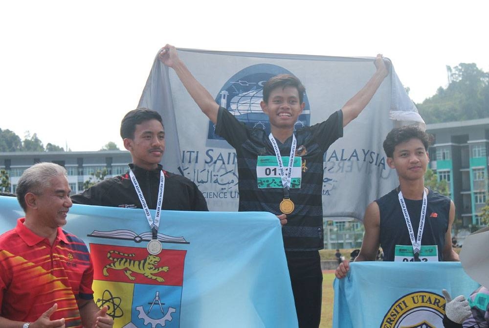 Ahmad Azhar (tengah) bawa pingat emas buat USIM dalam acara larian 1,500 meter di Sukan Asasi Malaysia.