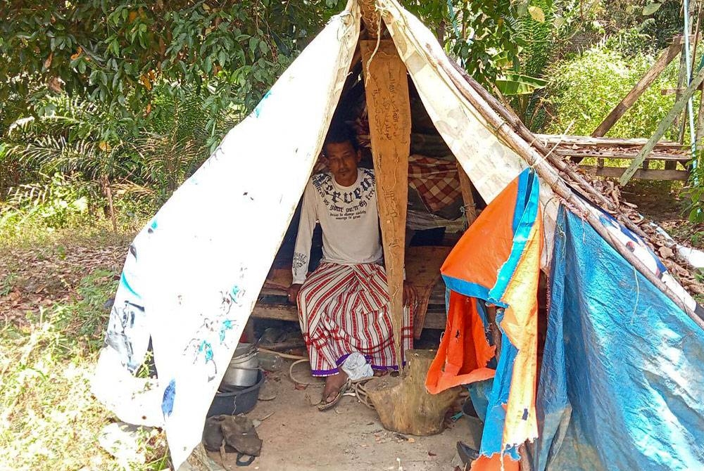 Khemah berlantaikan tanah yang menjadi tempat tinggal Zakaria.