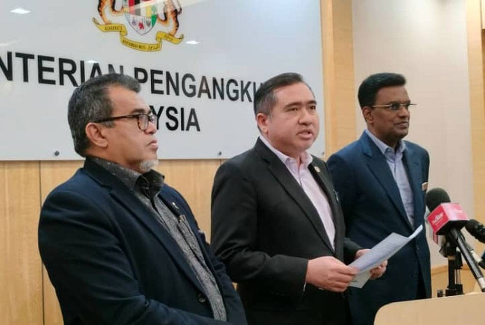 Anthony Loke Siew Fook (tengah) pada sidang akhbar di Kementerian Pengangkutan di Putrajaya pada Jumaat.