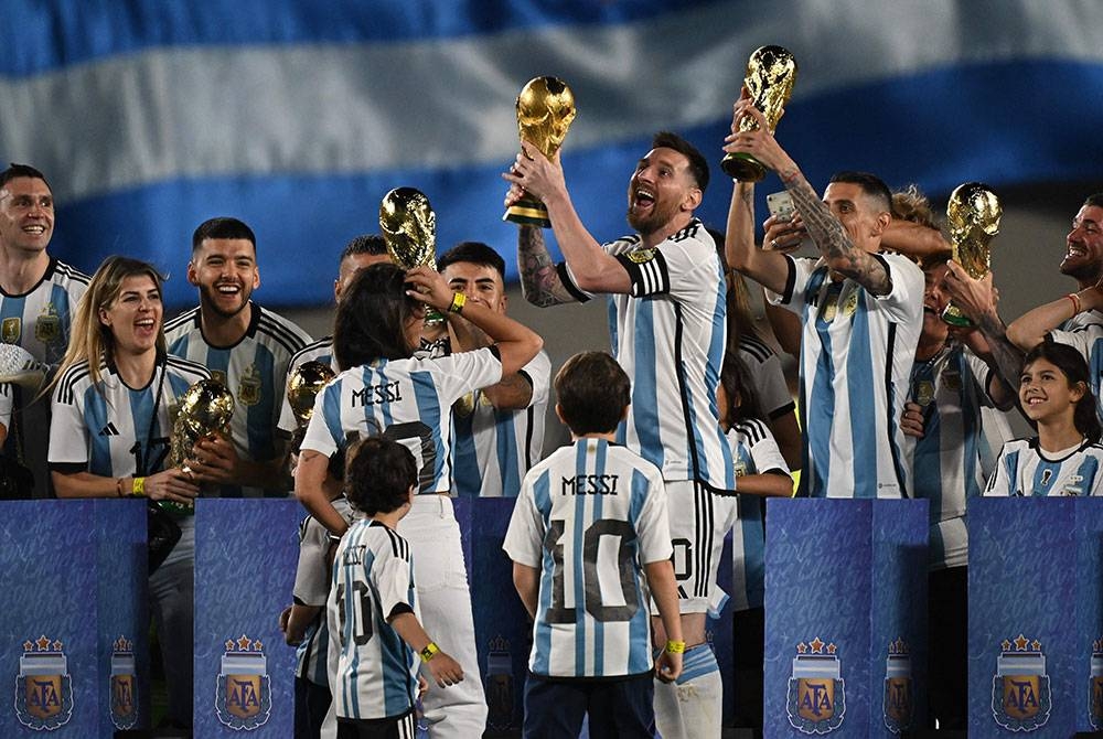 Messi bersama rakan sepasukan dan keluarga meraikan kejayaan merangkul Piala Dunia selepas aksi persahabatan menentang Panama awal pagi Jumaat. - Foto AFP