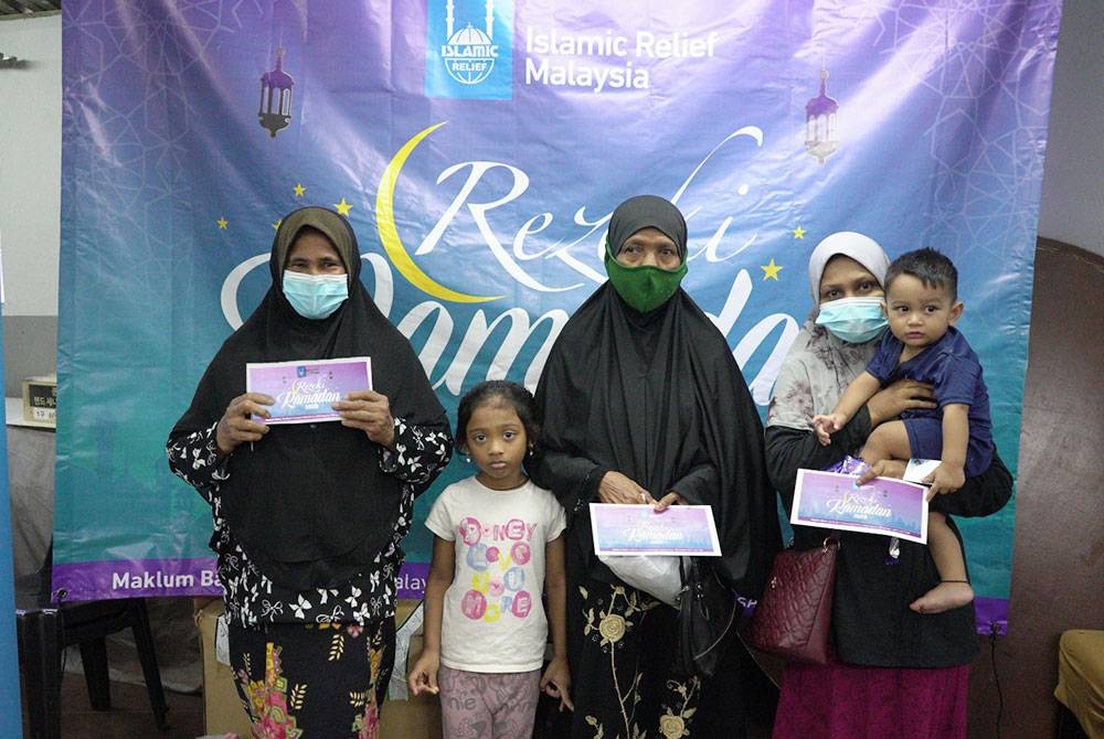 Islamic Relief Malaysia mengedarkan 100 unit baucar tunai bernilai RM200 kepada komuniti pelarian dari Myanmar di Pangsapuri Sri Nilam, Ampang, Selangor sempena menyambut bulan Ramadan.