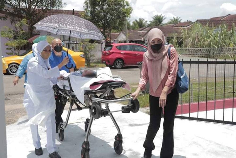 Siti Nurul Hidayah ketika tiba di kediamannya di Bahau. - Foto MAINS