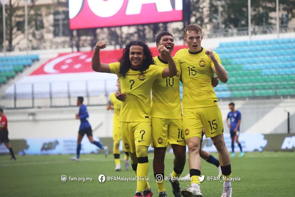 Najmuddin (kiri) meraikan jaringannya di Stadium Jalan Besar sebentar tadi. Foto: FB FAM