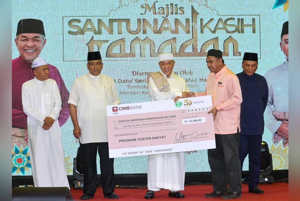 Ahmad Zahid (tengah) menyerahkan replika cek sumbangan Program Tuisyen Rakyat kepada wakil Sekolah Menengah Sg Choh sempena Majlis Santunan Kasih Ramadan di Masjid Batu 8, Gombak Utara pada Jumaat. - Foto Bernama
-- fotoBERNAMA (2023) HAK CIPTA TERPELIHARA