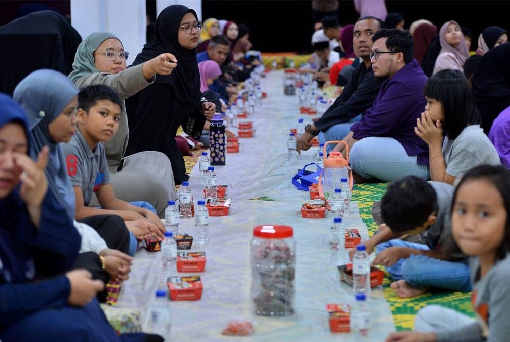 Ibu bapa turut teruja membawa anak-anak merasai pengalaman berbuka puasa beramai-ramai ala Madinah.