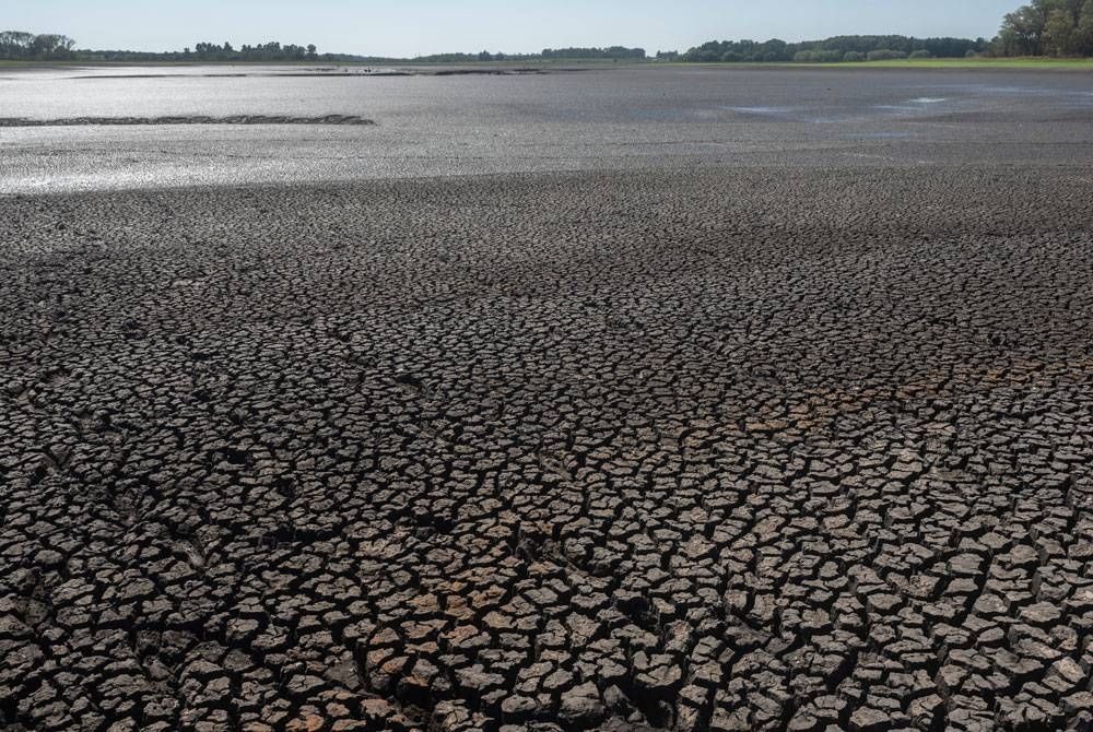 Tasik kering kontang boleh dilihat di utara Canelones, di selatan Uruguay, ketika negara itu mengalami kemarau yang teruk. -AFP