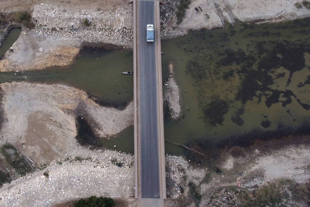 Air surut boleh dilihat di Sungai Abu Lehya di wilayah Dhi Qar di Iraq akibat kemarau panjang. - AFP