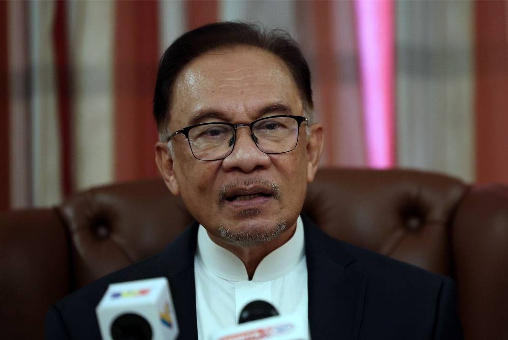 Anwar bercakap pada sidang media sempena lawatan rasmi ke Arab Saudi hari ini. - Foto Bernama