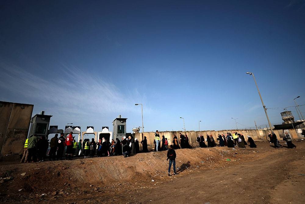 Wanita Palestin menunggu untuk menyeberangi pos pemeriksaan Qalandia antara Tebing Barat dan Baitulmaqdis, untuk menunaikan solat Jumaat pertama bulan suci Ramadan di Masjidil Aqsa di kota lama Baitulmaqdis pada Jumaat. - Foto EPA