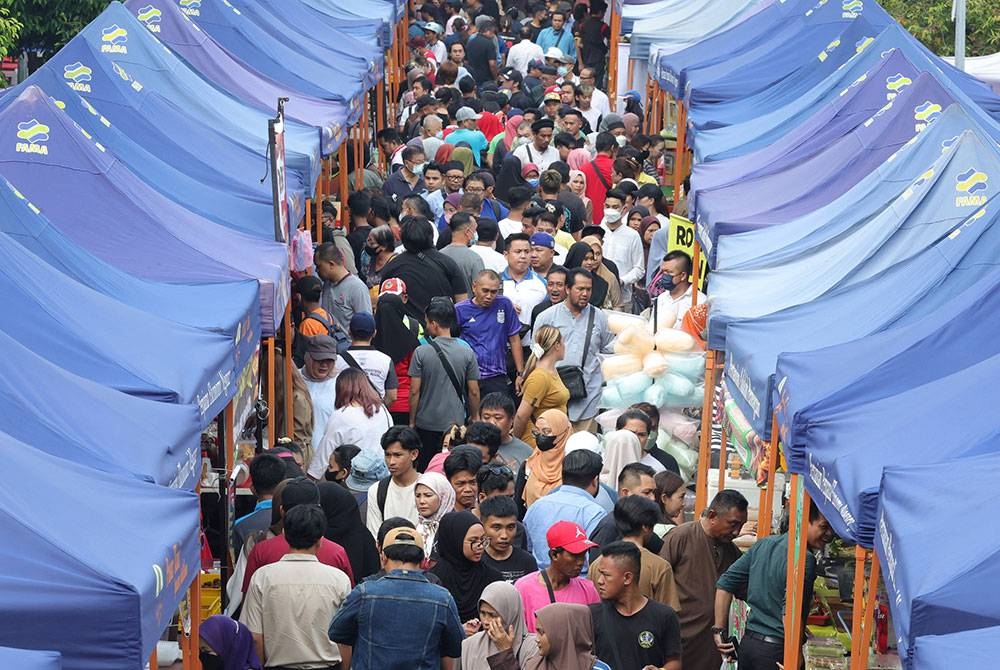 Tindakan tegas akan diambil jika terdapat aduan rasmi berhubung isu harga atau kualiti makanan di bazar Ramadan sekitar bandar raya ini. - Gambar hiasan (Foto Bernama)