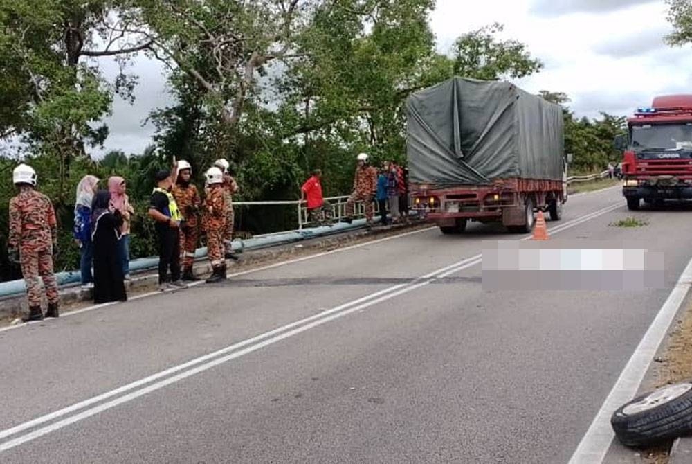 Keadaan lokasi kemalangan yang mengorbankan seorang pejalan kaki di Jalan Nenasi - Rompin berhampiran Merchong pada Sabtu.