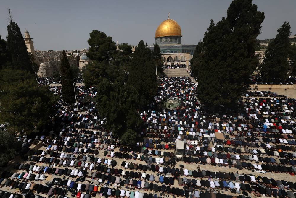 Puluhan ribu penduduk Palestin menunaikan solat Jumaat di pekarangan Masjid Al-Aqsa. - AFP