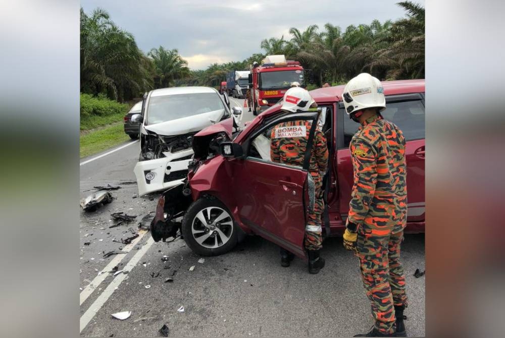 Seorang maut manakala tujuh lain cedera dalam nahas tiga kenderaan di Jalan Bikam menghala ke Sungkai pada Sabtu. - Foto Bomba Perak