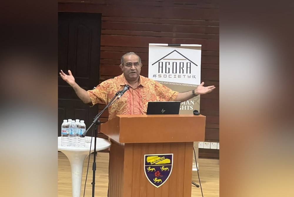 Edmund Terence ketika menyampaikan ucapan
Mencipta Rasuah Sistemik: Politik, Kuasa, Dasar sempena Pelancaran Program dan Kuliah Awam Tema 1 di Universiti Malaya pada Sabtu.