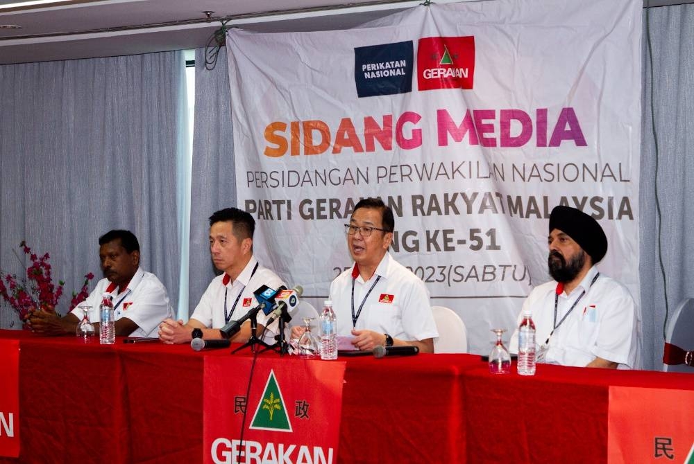 Dominic (dua dari kanan) pada sidang media sempena Persidangan Perwakilan Nasional Gerakan Yang Ke-51 di ibu negara pada Sabtu.