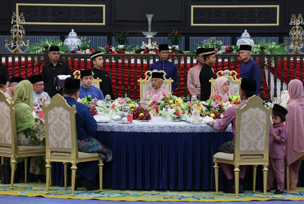 Al-Sultan Abdullah dan Tunku Azizah berkenan berbuka puasa bersama Tengku Hassanal serta Anwar, Ahmad Zahid dan Fadillah pada Majlis Berbuka Puasa di Istana Negara malam ini. - Foto Bernama