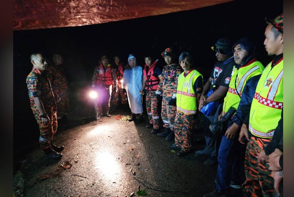 Semua mangsa berjaya di bawa turun dalam keadaan selamat pada jam 9.35 malam. - Foto JBPM Perak