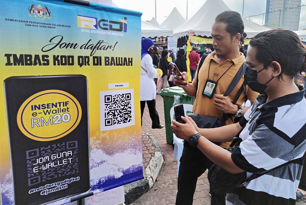 Pengunjung terawal di bazar Ramadan Rahmah Mahkota Square membuat penebus insentif RM20 yang dimasukkan ke dalam e-dompet mereka pada Sabtu.