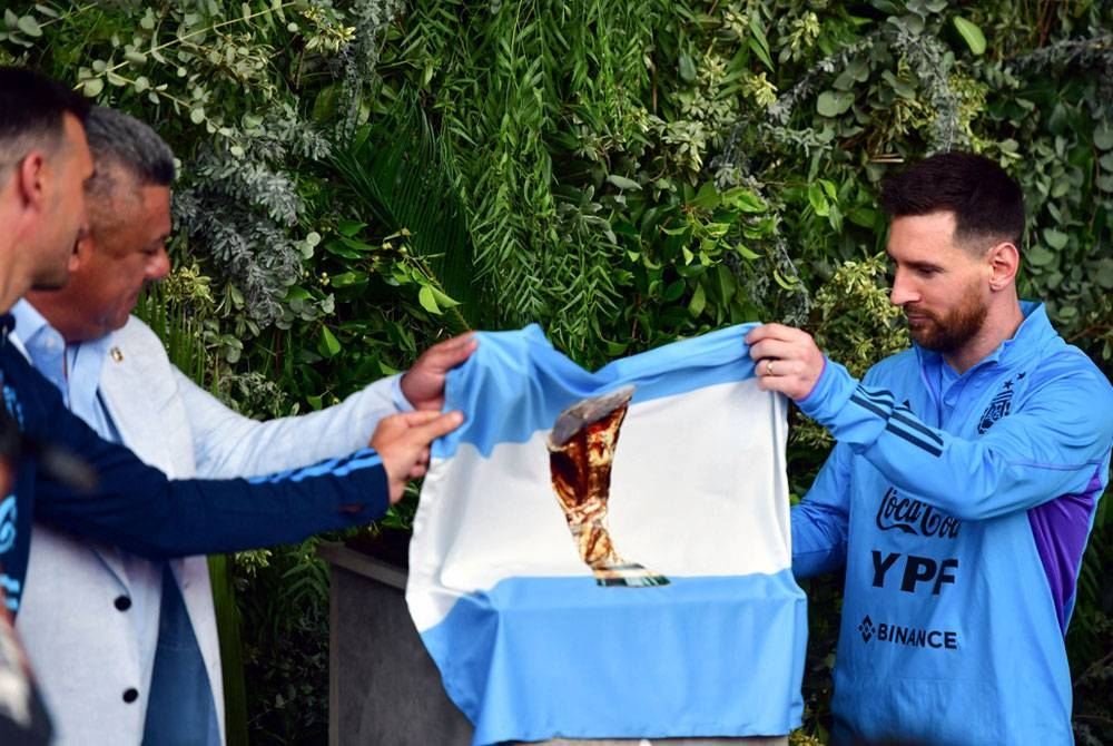 Claudio Tapia bersama penyerang Argentina Lionel Messi melancarkan plak semasa menamakan semula kem latihan AFA sebagai "Lionel Andres Messi" sebagai penghormatan kepada bintang Argentina itu. - Foto AFP