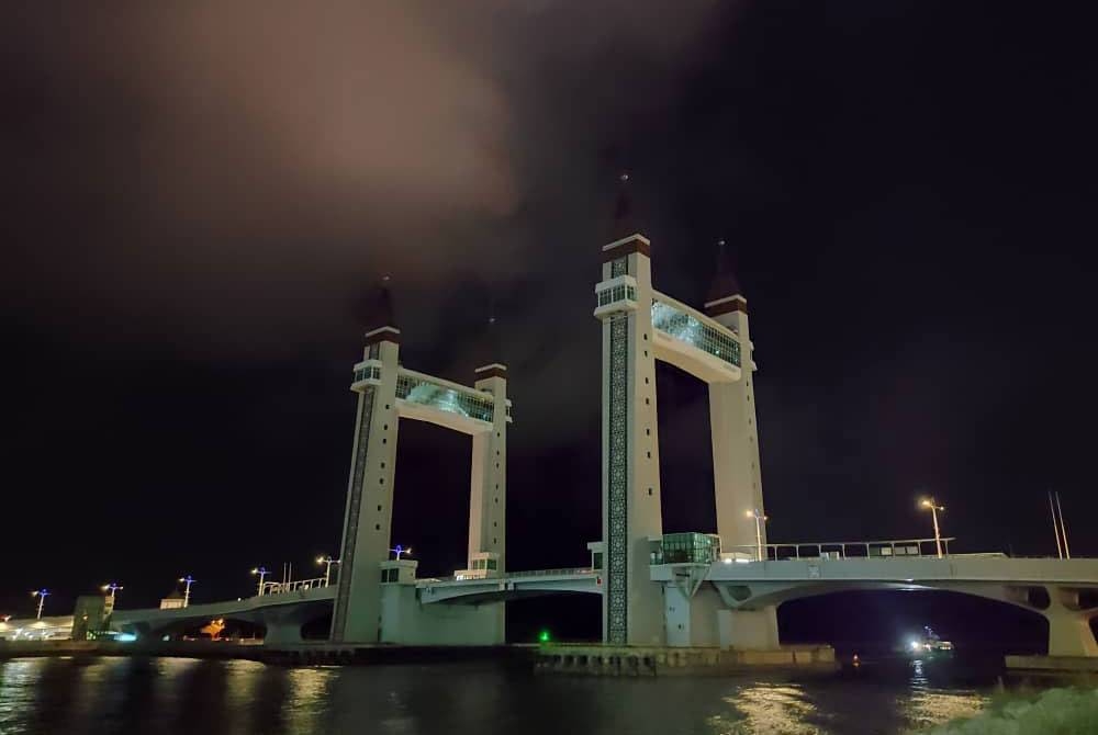 Jambatan Angkat Kuala Terengganu atau lebih dikenali sebagai drawbridge bergelap selama sejam bagi menyahut kempen Earth Hour yang bertemakan &#039;Invest On Our Planet&#039; pada malam Sabtu.