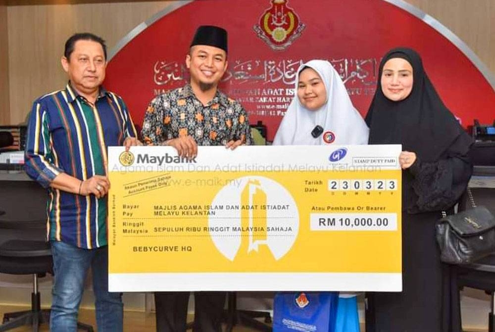 Putri Mumtaz Sunnafis Luthfiya (dua dari kanan) ditemani ibu dan bapanya semasa menyerahkan bayaran zakat berjumlah RM10,000 kepada MAIK yang diwakili oleh Ameer Azeezy (dua dari kiri) pada Khamis lalu. - Foto MAIK