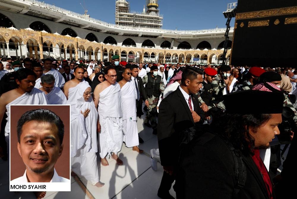 Perdana Menteri Datuk Seri Anwar Ibrahim dan isteri Datuk Seri Dr Wan Azizah Wan Ismail ketika menunaikan umrah di tanah suci Makkah baru-baru ini.