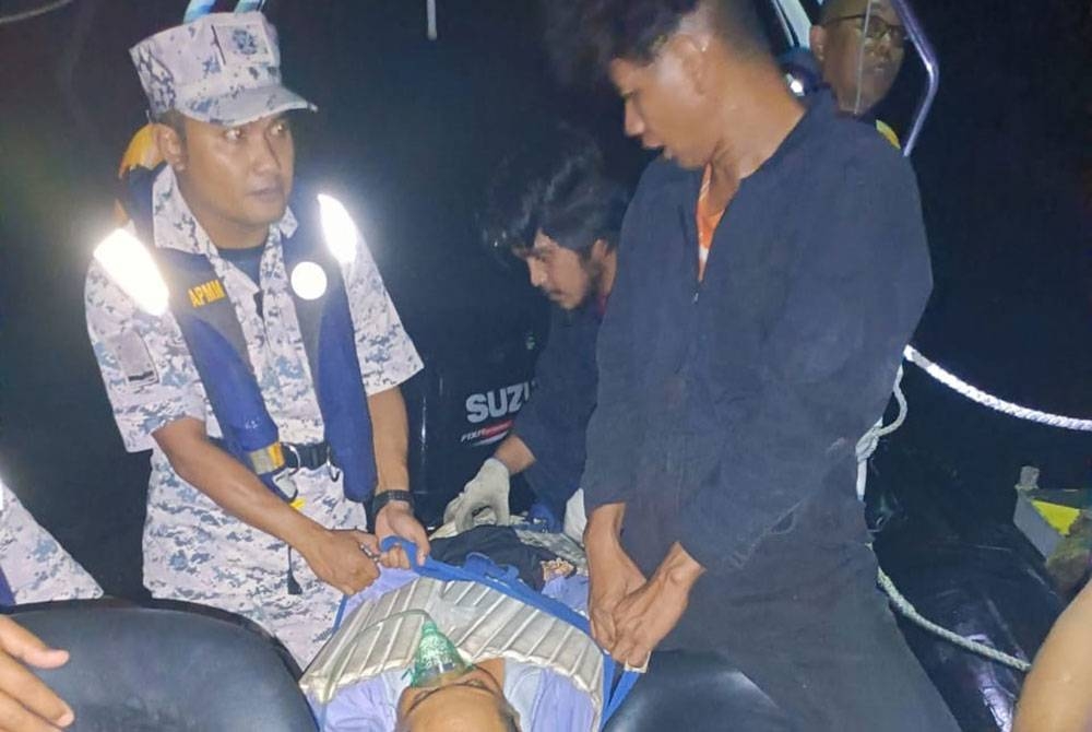 Anggota Maritim Malaysia dibantu kru kapal mengusung mangsa yang dipercayai diserang sakit jantung dalam pelayaran. - Foto ihsan Maritim Malaysia