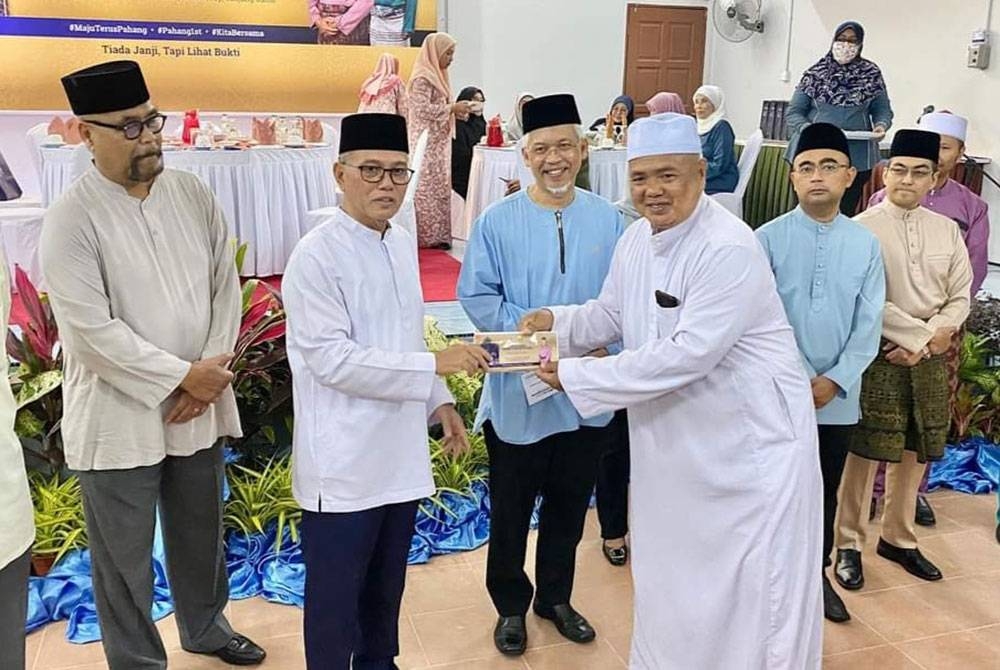 Wan Rosdy menyampaikan sumbangan kepada wakil masjid dan surau kawasan Jelai di Kampung Tanjung Gahai, Lipis pada Sabtu.