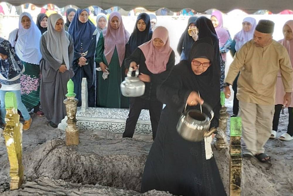 Suasana pilu menyelubungi majlis pengebumian jenazah pasangan suami itu di Tanah Perkuburan Balok di sini pada Ahad.