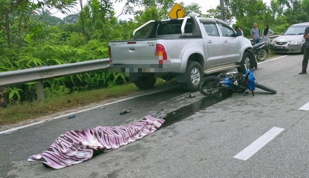 Mangsa maut di tempat kejadian selepas motosikal dinaiki bersama isteri terbabit kemalangan dengan kenderaan pacuan empat roda di Kilometer 21 Jalan Lipis-Merapoh di sini pada Ahad.