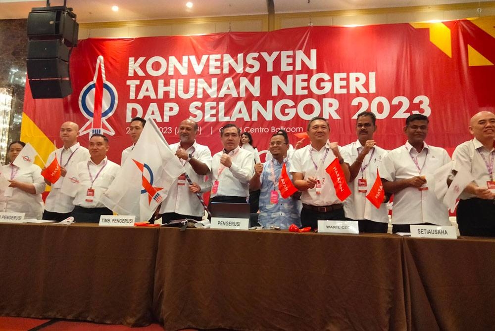 Anthony (tengah) merasmikan Konvensyen Tahunan DAP Negeri Selangor 2023 di Grand Centre Ballroom di Klang.