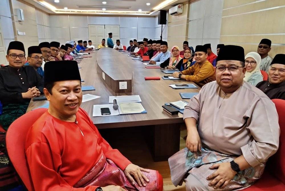 Ahmad Maslan (kiri) mempengerusikan Mesyuarat Jawatankuasa UMNO Bahagian Pontian kali pertama di Dewan UMNO Pontian.