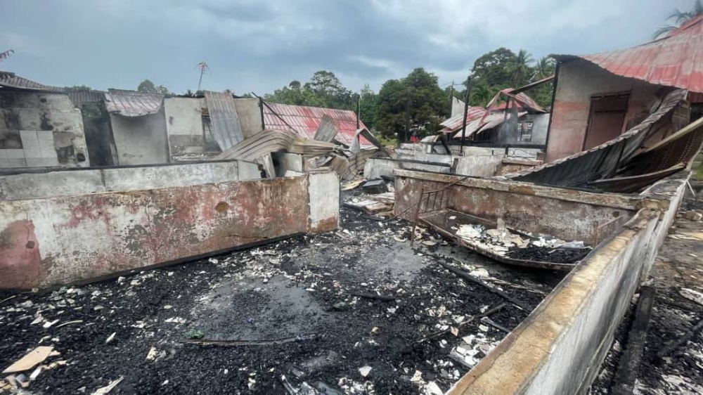  Kebakaran itu berlaku dipercayai berpunca akibat panahan petir selepas jiran mangsa mendakwa melihat kilat menyambar sebelum terdengar bunyi bising letupan kebakaran dari rumah mangsa.