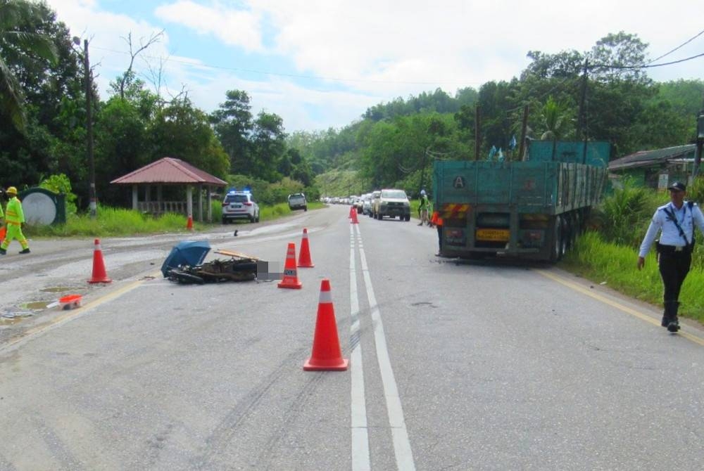 Seorang buruh binaan maut selepas motosikal ditunggangnya dipercayai gagal memotong dan bertembung dengan sebuah treler di Jalan Gua Musang-Kuala Krai pada Ahad.