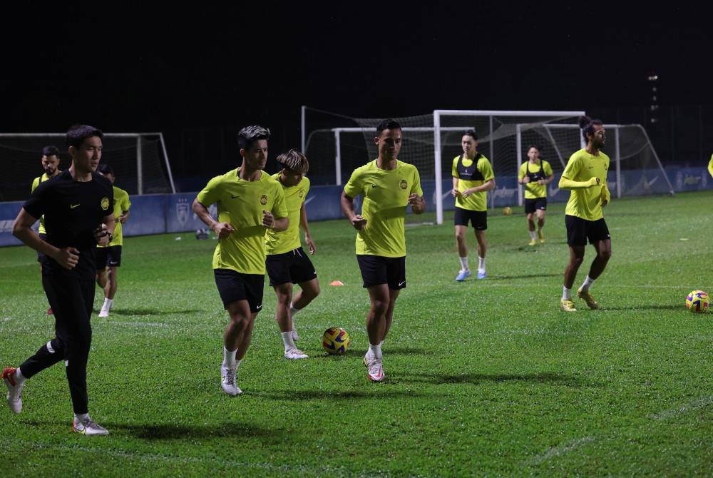 Pemain Pasukan Harimau Malaya giat menjalani latihan menjelang perlawanan persahabatan menentang Hong Kong di Padang Mawar Pasir Gudang pada Sabtu. - Foto Bernama