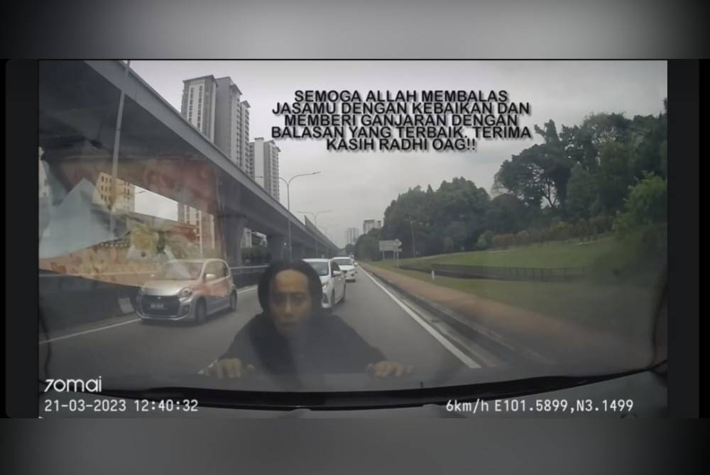 Radhi membantu menolak kereta yang rosak ke bahu jalan.