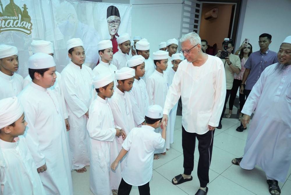 Ismail Sabri menyantuni anak-anak Pusat Tahfiz Darul Quran Ittifaqiyah, Keramat pada Ahad.