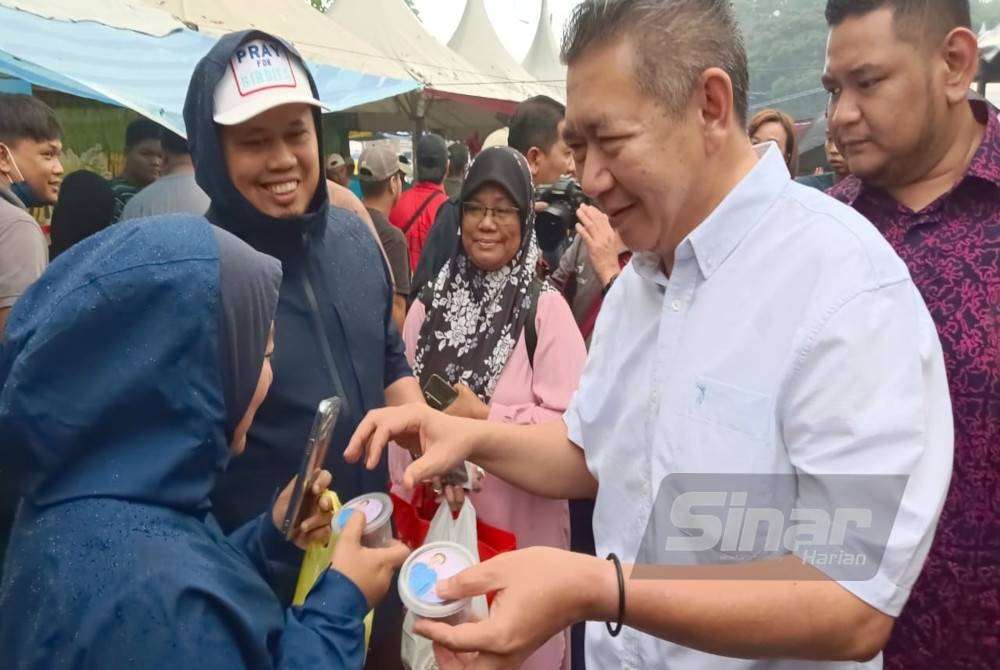 Salahuddin memberikan sumbangan kurma kepada pengunjung di Bazar Ramadan Perling Mall, Johor Bahru pada Ahad.