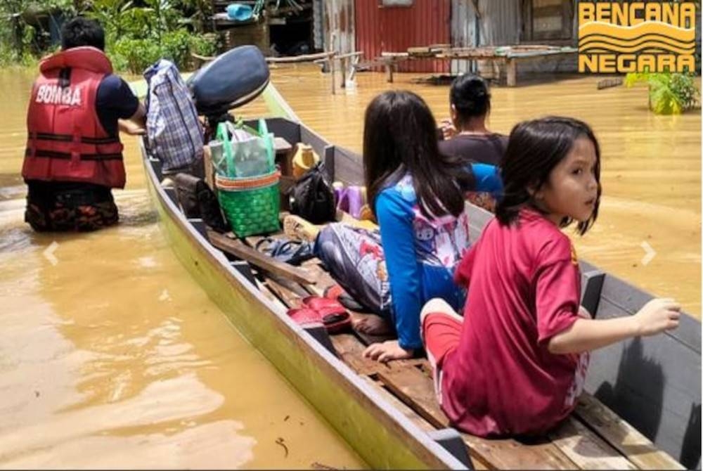 Seramai 91 orang daripada 30 keluarga di rumah panjang di Kanowit terjejas banjir. - Foto Bernama/ Jabatan Bomba dan Penyelamat Kanowit