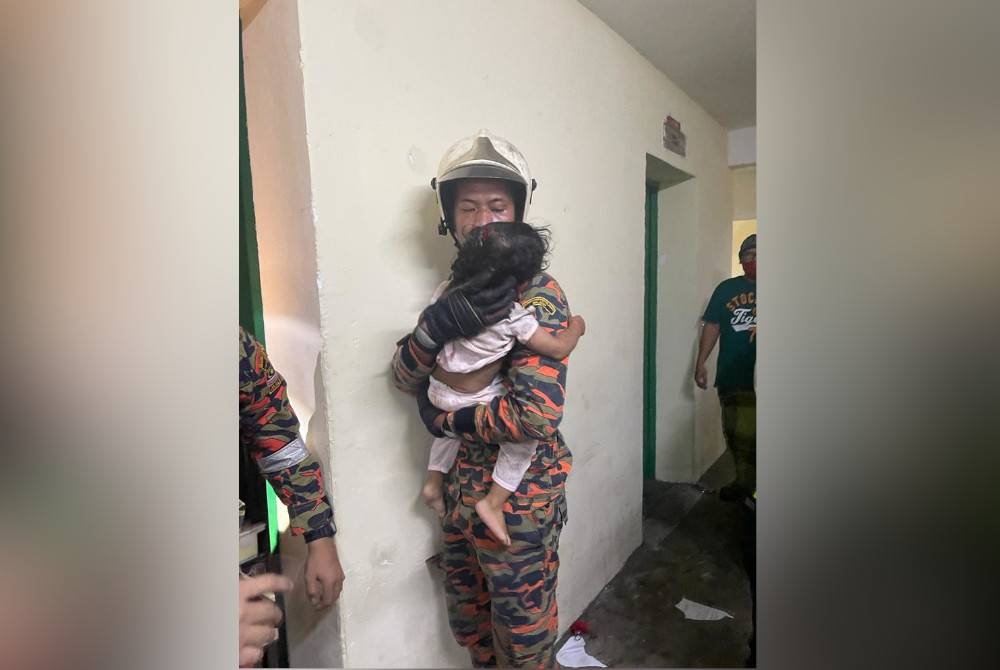 Kanak-kanak lelaki tersepit di bahagian lubang antara pintu lif dan dinding bangunan berjaya diselamatkan anggota bomba dalam kejadian di sebuah blok PPR Hicom, Seksyen 26 pada petang Ahad.