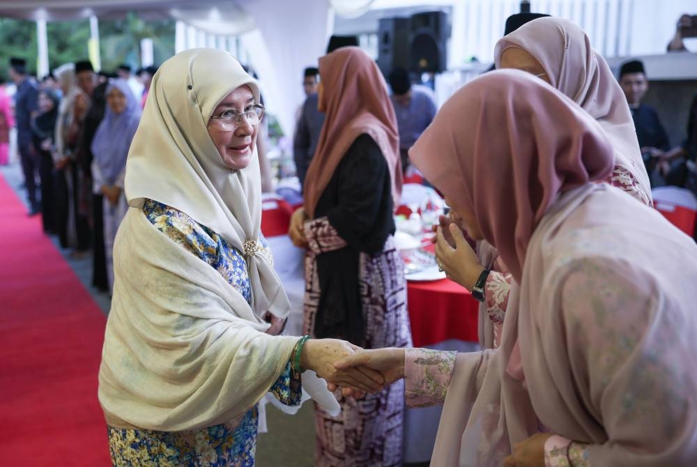 Tunku Azizah berkenan beramah mesra dengan sebahagian hadirin ketika berangkat tiba pada Majlis Perasmian Masjid Tunku Azizah Iskandar Bentong hari ini. - Foto Bernama