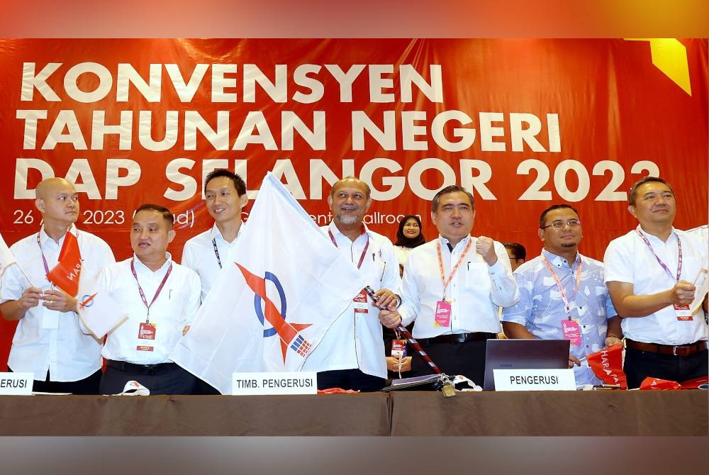 Anthony Loke (tiga dari kanan) bersama Amirudin (dua dari kanan) dan Gobind Singh Deo (empat dari kanan) bergambar ketika hadir merasmikan Konvensyen Tahunan DAP Selangor 2023 di Pasaraya Centro Klang hari ini. - Foto Bernama